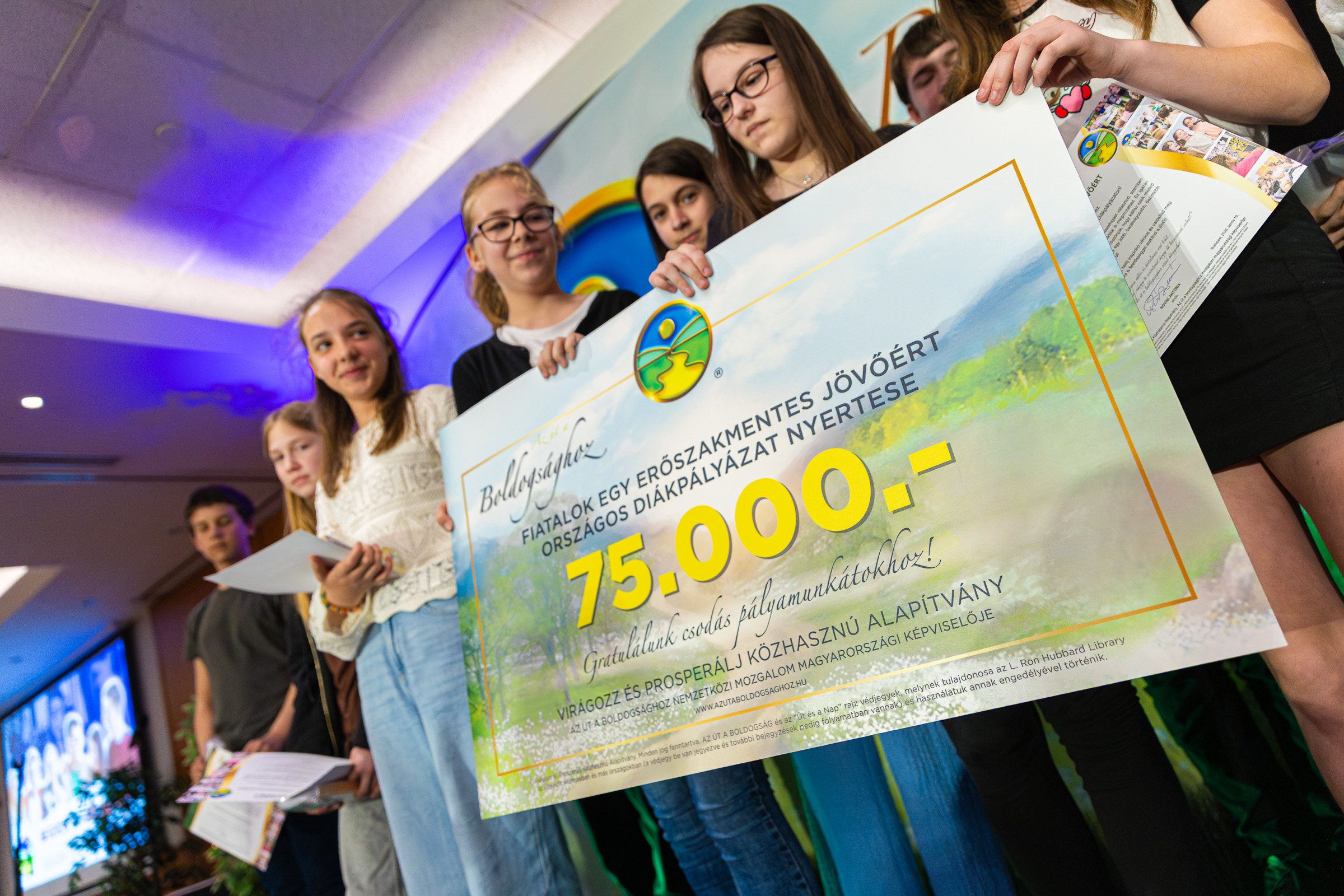 Diákok a 75.000 forintos nyereménycsekkel a színpadon